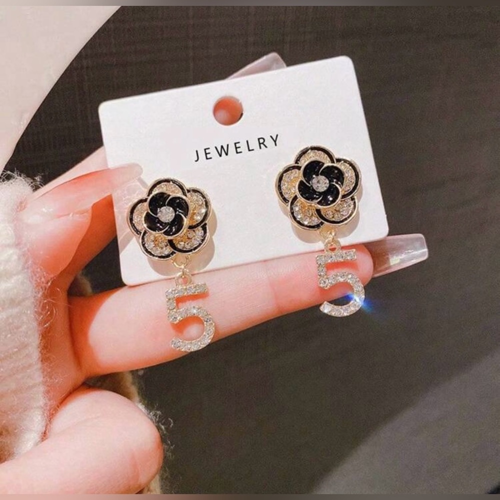 ✨ NEW ✨ Elegant Black and Gold Flower Earrings ✨